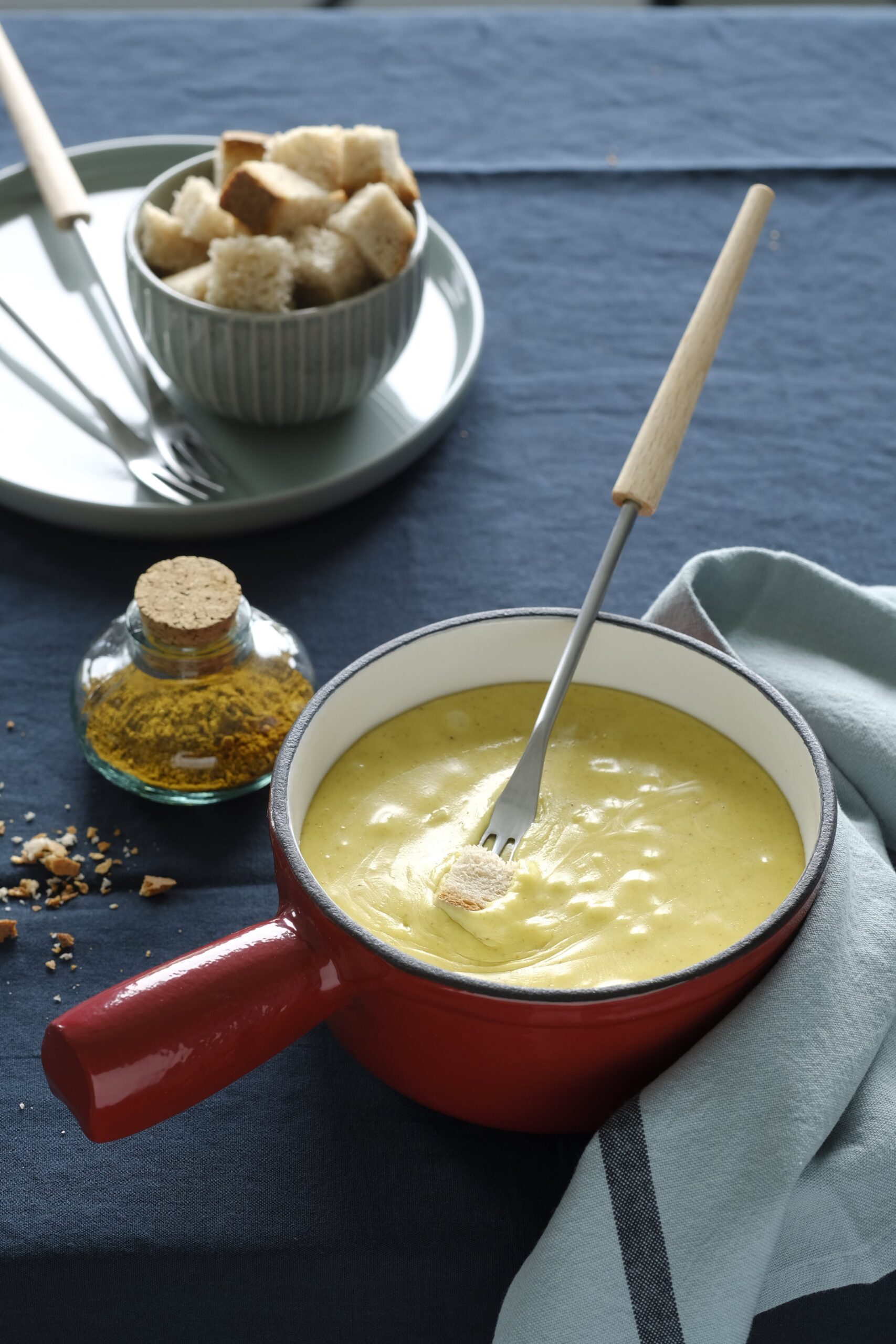 Curry fondue served with bread