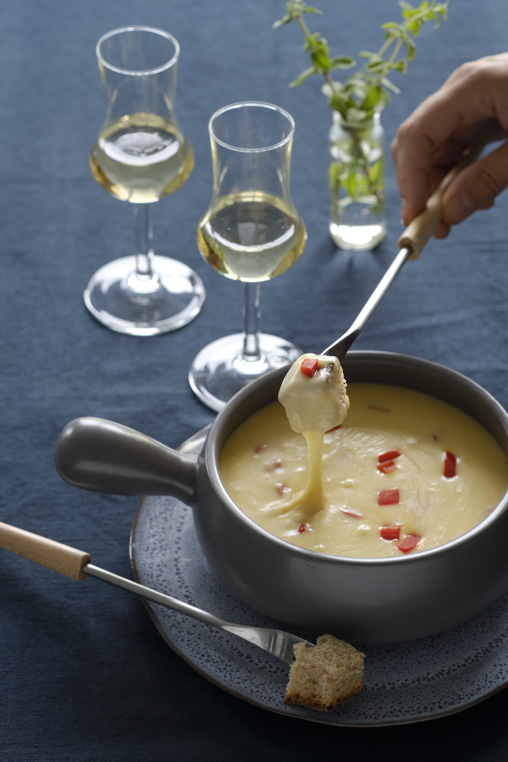 Pepper and grappa fondue with bread and wine